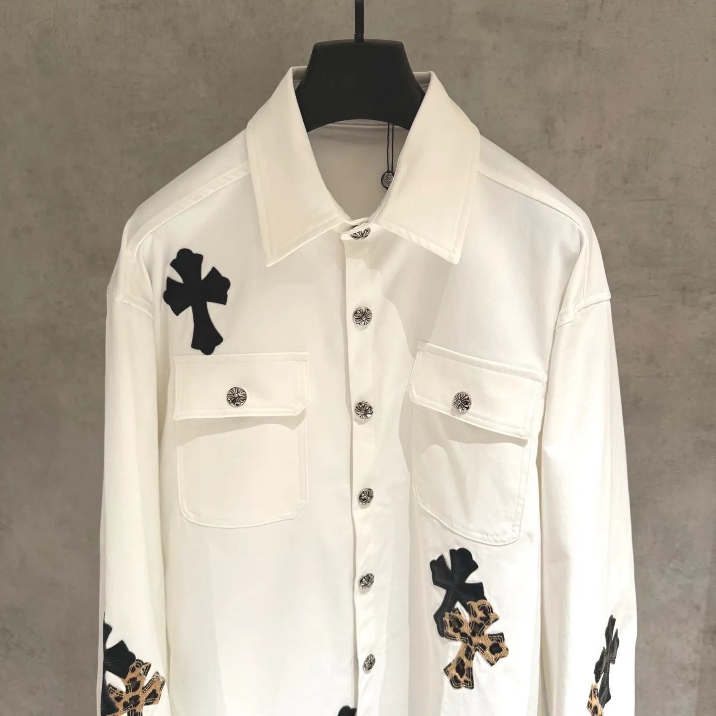 🅿️410 [Strict quality control] CH Croix Heart 25 Limited Leopard Print Work Dog Jacket Camouflage Cross Workdog is the best-looking jacket in CH, with black leather➕horse hair cross leather splicing, silver-plated hardware, loose fit, quite wide and stylish, and the same style for men and women. Color: black and white 2 colors Size: M-2xl